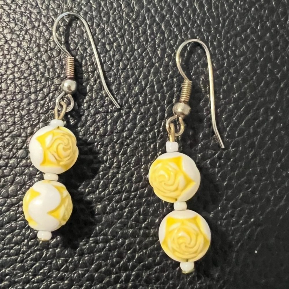 🍄Vintage Yellow Rose White Bead Drop Earrings Fishhook Silver Tone Handmade